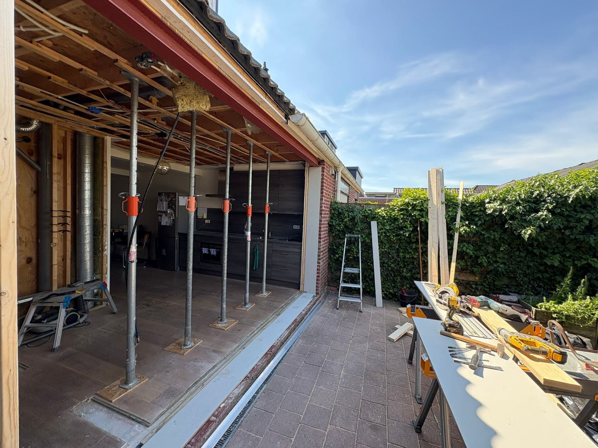 Stalen stempels onder de nieuwe ligger tijdens het uitnemen van de buitenmuur