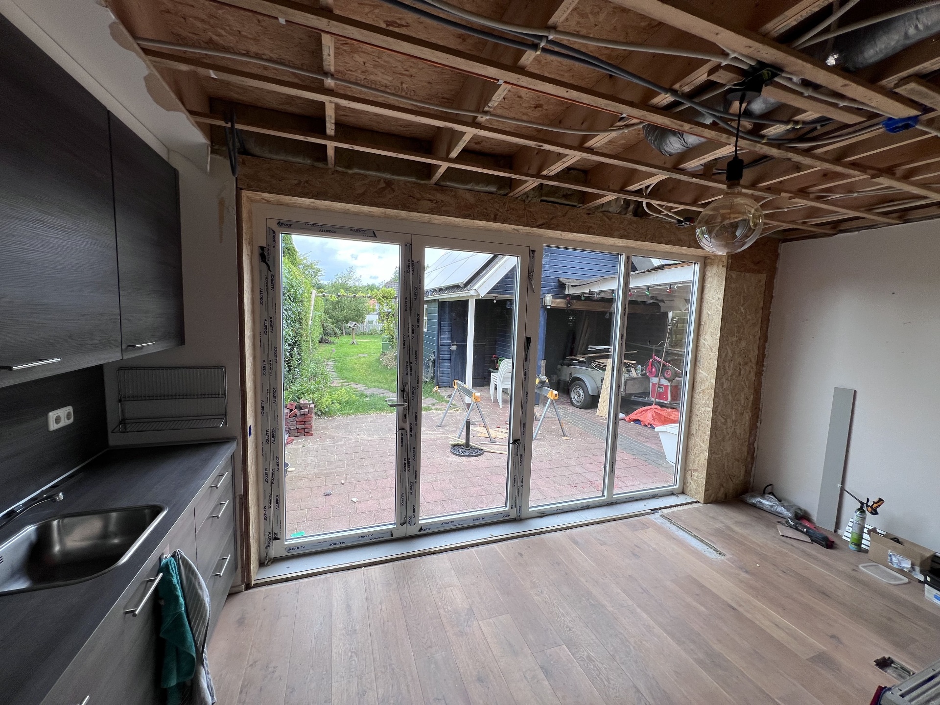 Zicht vanuit de keuken naar de tuin door de nieuwe pui