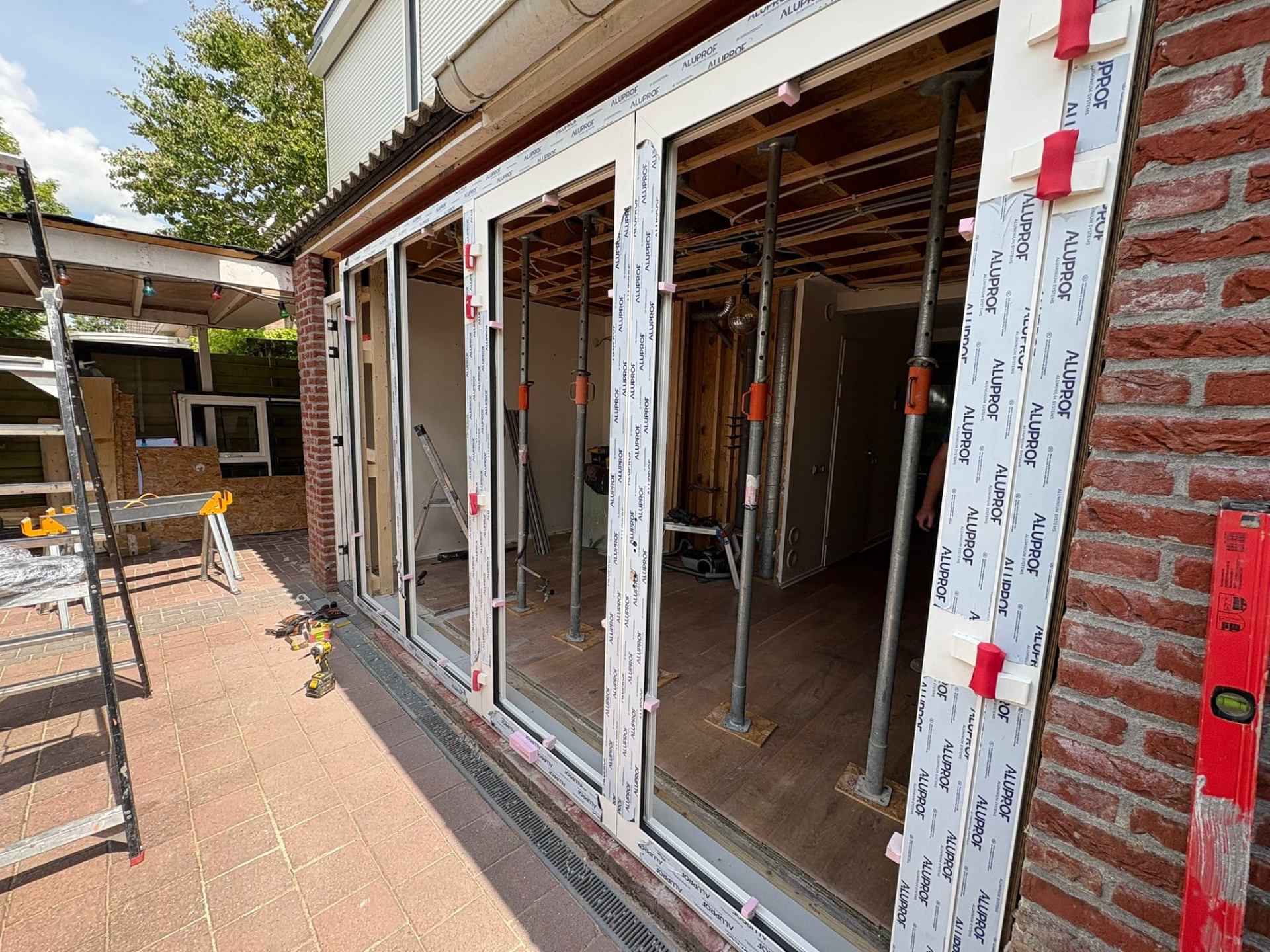 De nieuwe kunststof pui staat los gesteld in de gevelopening