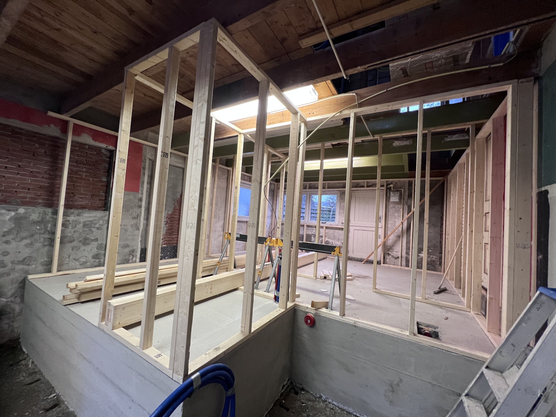 Houtskeletbouw voor de nieuwe binnenwanden van de appartementen