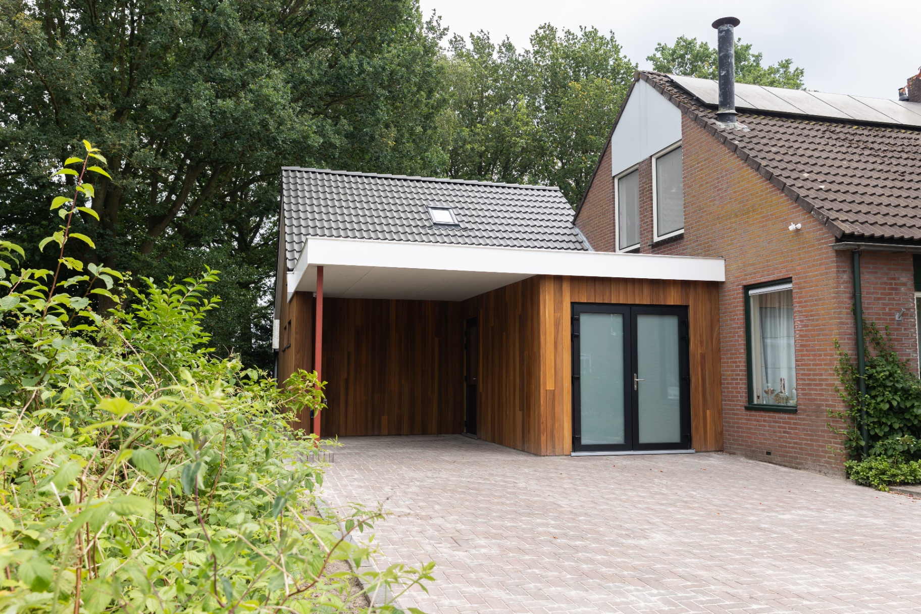 Aanbouw met puntdak, bijkeuken, slaapkamer en carport