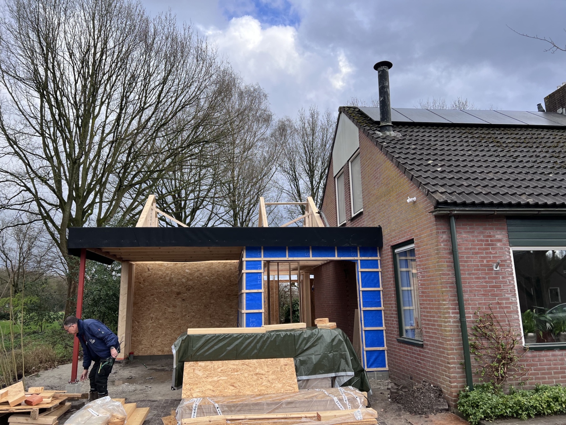 Ruwbouw van de aanbouw met houtskelet en eerste opzet van het puntdak