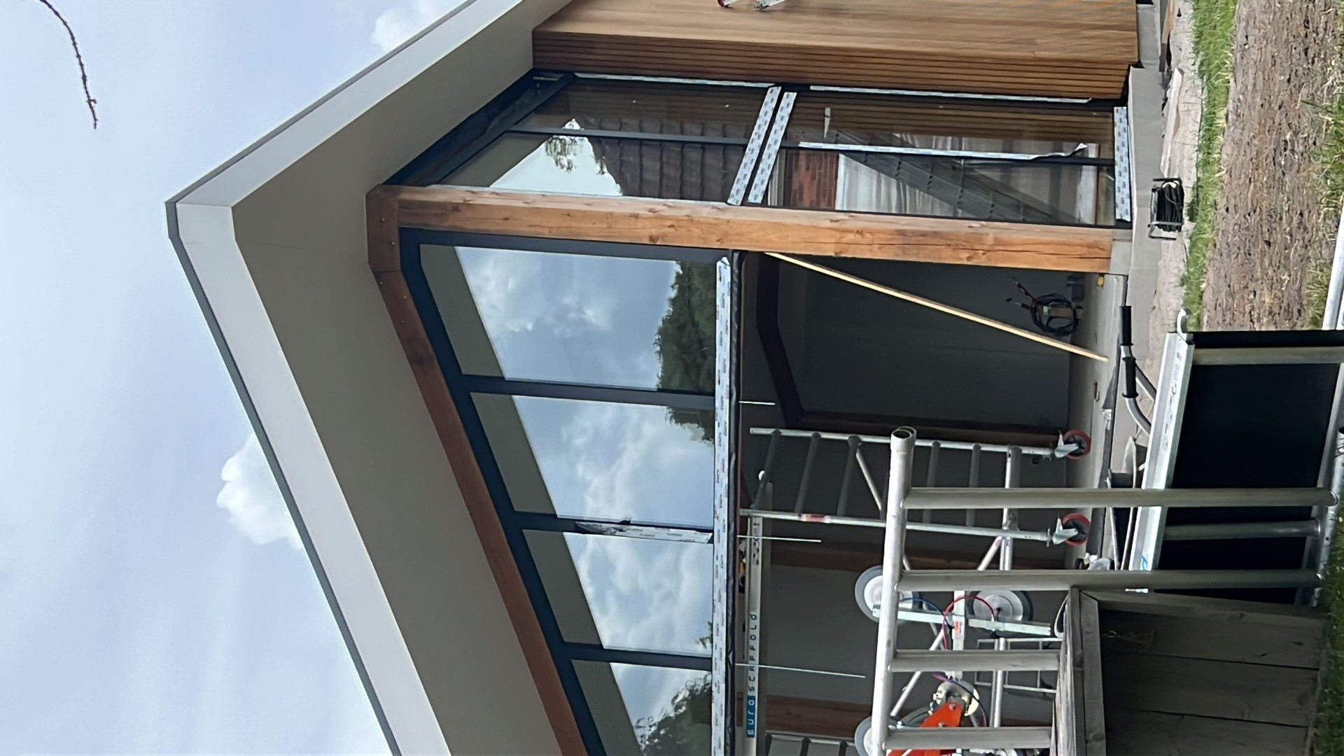 Detail van de constructieve hoekbalk in douglas hout